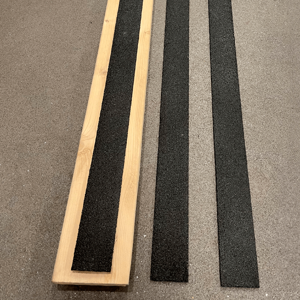 Glasfiber skridsikringsliste GRP monteret på udendørs træoverflade – effektiv beskyttelse mod glatte og farlige underlag i alt slags vejr.