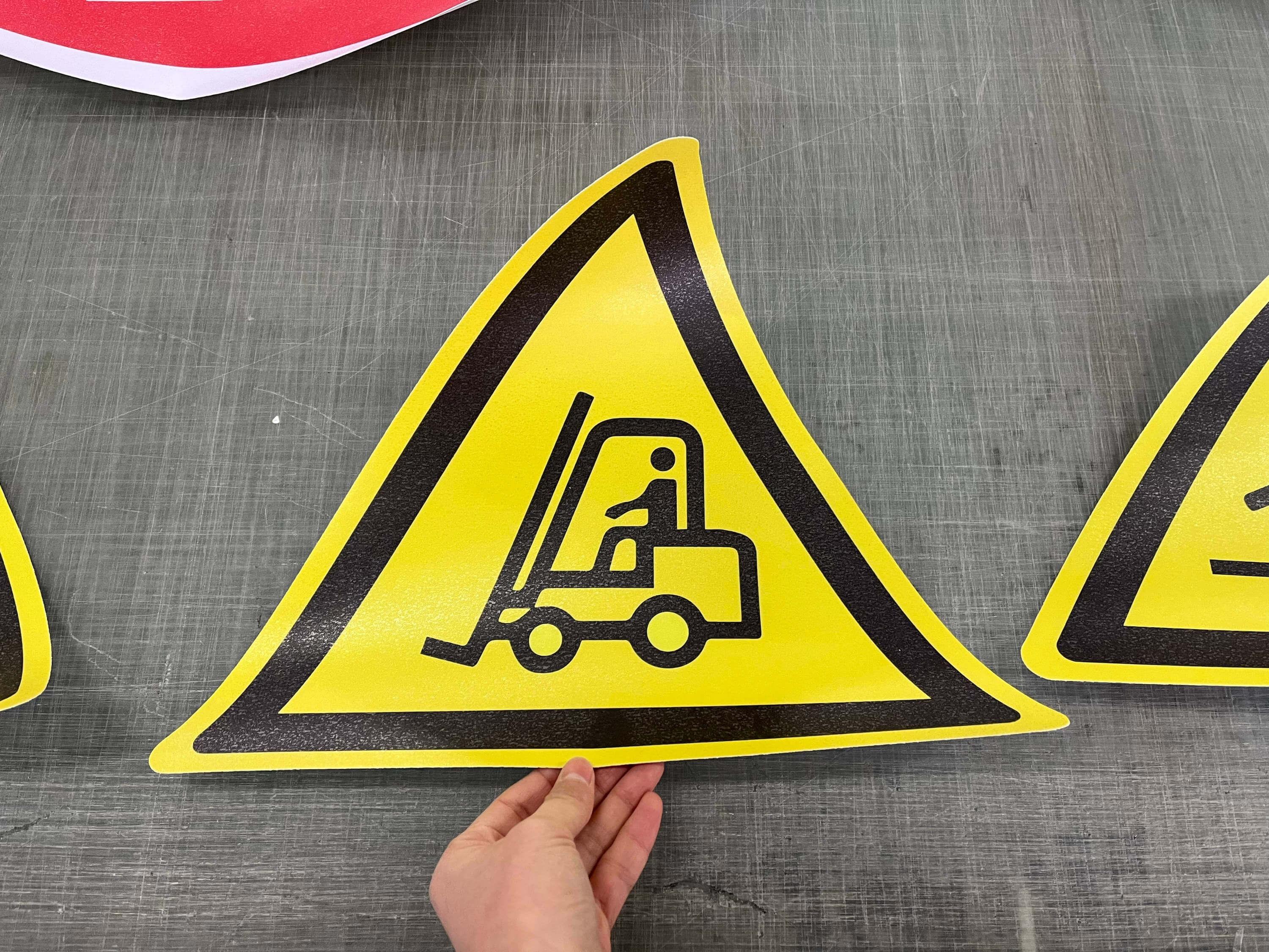 Waarschuwingsstickers met antislip voor veilige werkvloeren in fabrieken