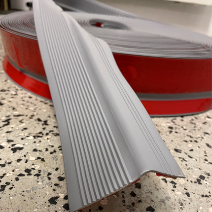 Antislip rubberen strip voor de voorkant van de trap